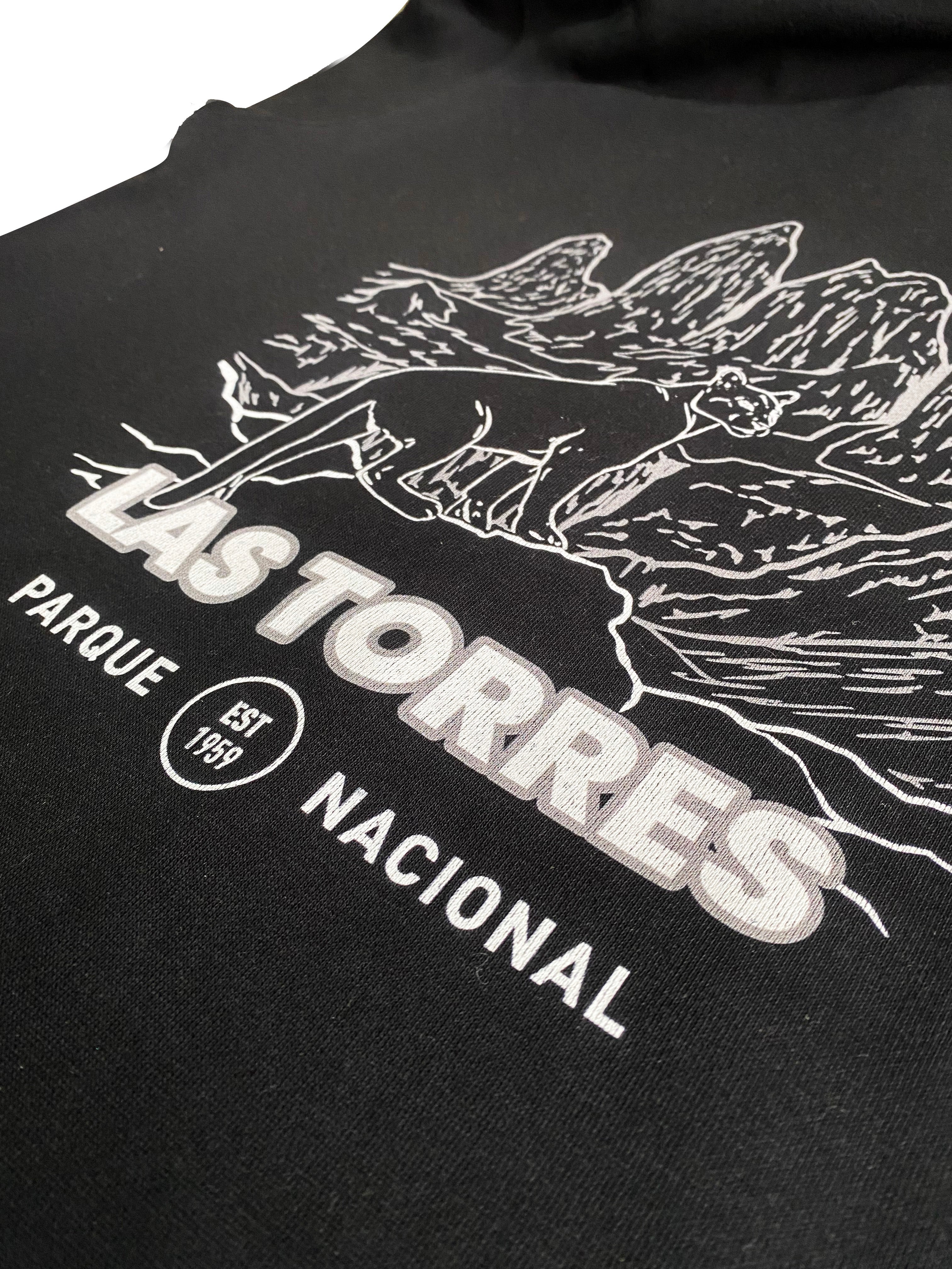 Polerón con Gorro y Cierre Lingue Sustentable Estampado Torres Puma